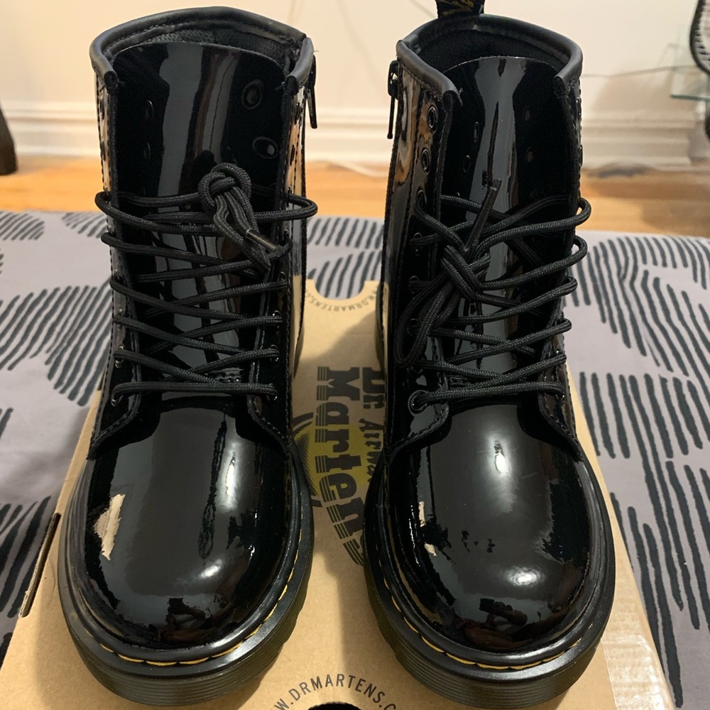 Dr martens ( black patent ) size US3 little kids. Brand new NEVER wore.